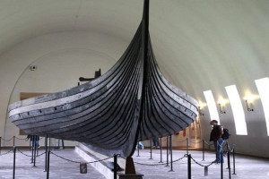 Bilde av Gokstadskipet på Vikingskipmuseet